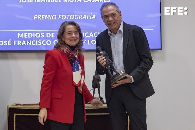 Madrid, 15/01/2026.- El fotógrafo de la Agencia EFE José Manuel Moya ha recibido el Premio Defensa 2025 en la categoría de fotografía, por la imagen “Todos a una”, un trabajo que refleja los valores militares durante la dana.