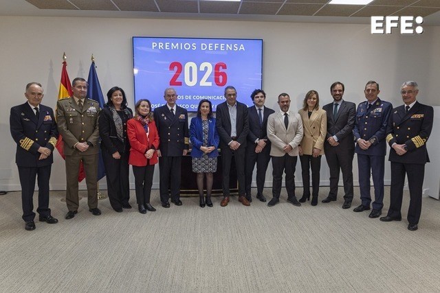 Madrid, 15/01/2026.- El fotógrafo de la Agencia EFE JosÈ Manuel Moya (7d) posa junto a la ministra de Defensa, Margarita Robles (6i), y el resto de galardonados, tras recibir el Premio Defensa 2025 en la categoría de fotografía, por la imagen “Todos a una”, un trabajo que refleja los valores militares durante la dana. EFE/Ministerio de Defensa.