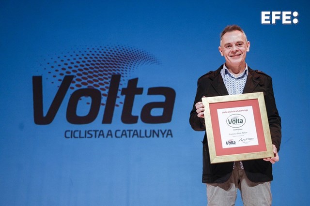 Barcelona, 05/02/2026.- El periodista catalán de la Agencia EFE Francisco José Ávila Molero ha sido galardonado con la Medalla de Honor de la Volta Ciclista a Catalunya. EFE/Quique García