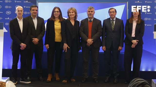 Madrid, 20/02/2026.- (De izquierda a derecha), Leandro Lamor, director de Información de la Agencia EFE; Francisco Sierra, vicesecretario de la APM; Mónica Tourón, secretaria general de la APM; María Rey, presidenta de la APM; Miguel Ángel Oliver, presidente de EFE; Luis Ayllón, vicepresidente 1.º y portavoz de la APM y Desirée García, directora de Contenidos Digitales de la Agencia EFE. EFE/J.J. Guillén