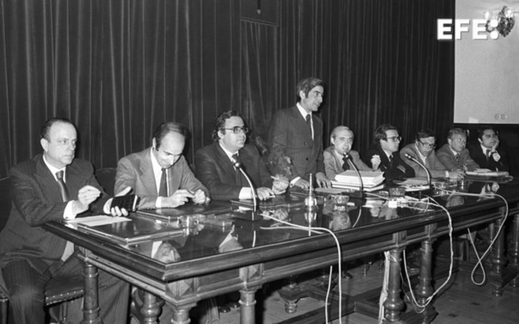 Madrid, 10/04/1978.- Los miembros de la ponencia constitucional han firmado el informe del proyecto de Constitución, en presencia de numeroso grupo de periodistas y reporteros gráficos. En la foto, de izq a dcha: Manuel Fraga, Miguel Roca, Gregorio Peces Barba, Gabriel Cisneros, Jose Pedro Pérez Llorca, Miguel Herrero de Miñon y Jordi Solé Tura. EFE/Manuel H de León