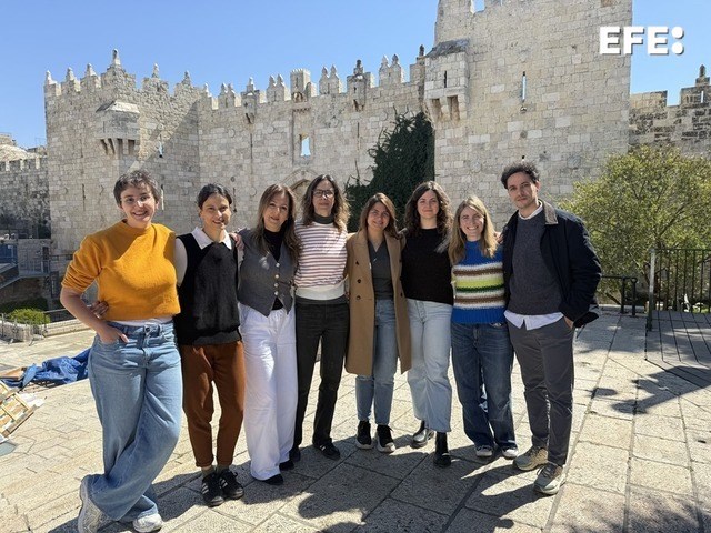 Jerusalén, 10/03/2026.- El Premio EFE ha reconocido el trabajo «ejemplar» de la delegación de la Agencia en Jerusalén durante la guerra en la Franja de Gaza, que se inició el 7 de octubre de 2023 tras un ataque masivo de Hamás contra Israel, por ejercer el periodismo “en condiciones muy complicadas” y por “aguantar el pulso muchos meses”. El equipo está formado por (de izq.a dcha.): Paula Bernabéu, Patricia Martínez, Alix Rubio, María Traspaderne, Magda Gibelli, Yael Be Horin, Núria Garrido y Guillermo Azábal. / EFE