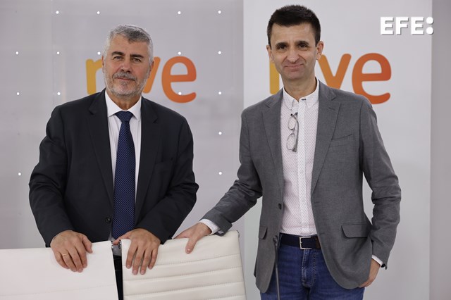 Imagen de archivo (2/12/2025) del presidente de RTVE, José Pablo López (d), y el presidente de EFE, Miguel Ángel Oliver (i), tras suscribir una acuerdo de colaboración de los dos medios públicos. EFE/Mariscal